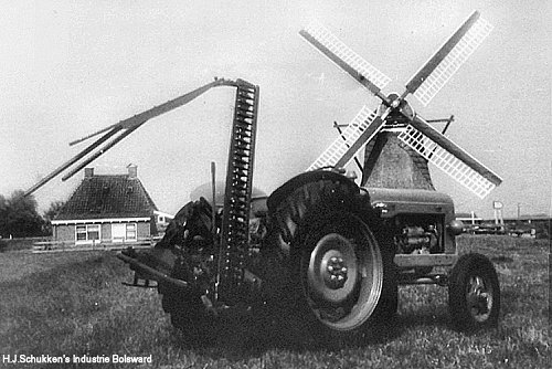 Schukken maaibalk voor in de hef achter een Fordson Major
